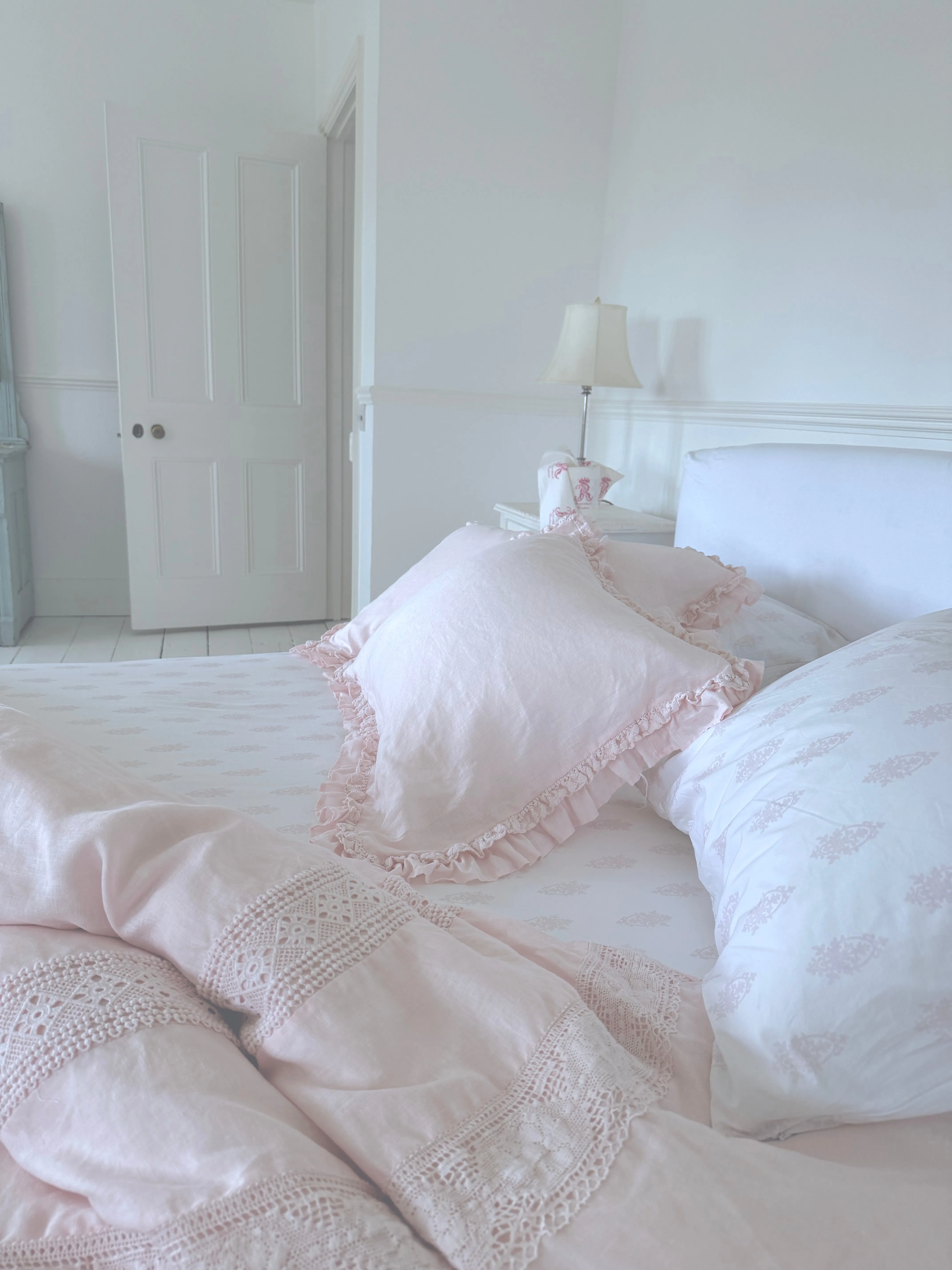 Chandelier Crest Pink Sheets & Shams