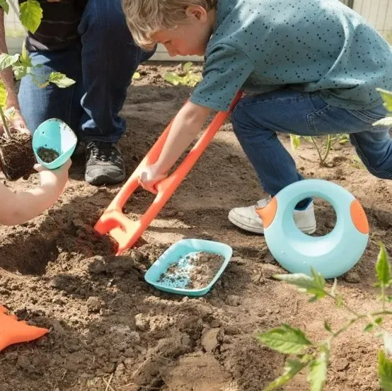 Quut Scoppi - Kids Shovel with an easy-grip handle | Cherry